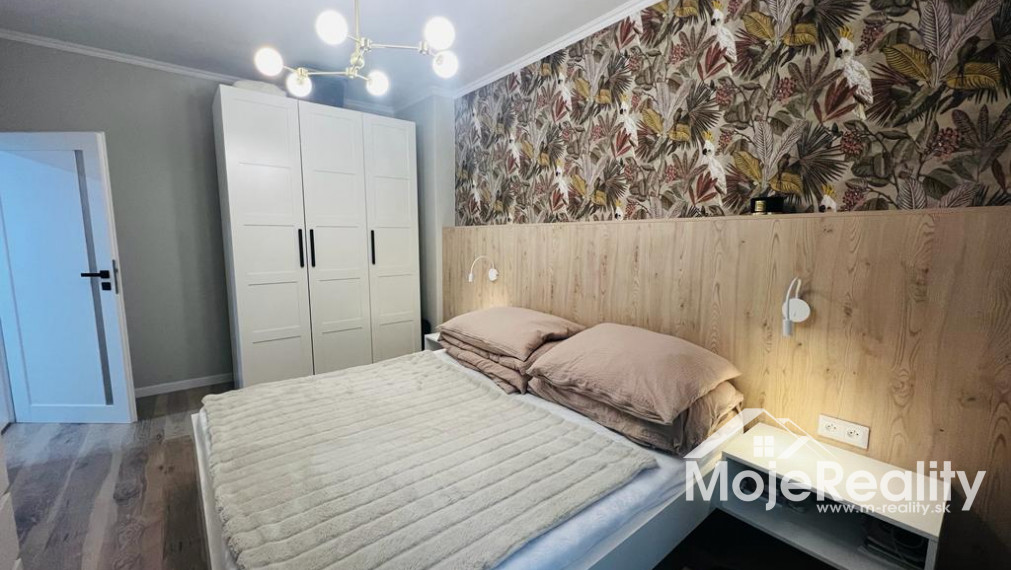 Znížená cena!-Plne zariadený  2 izb . byt, kompletná rekonštrukcia- centrum Trenčianske Teplice