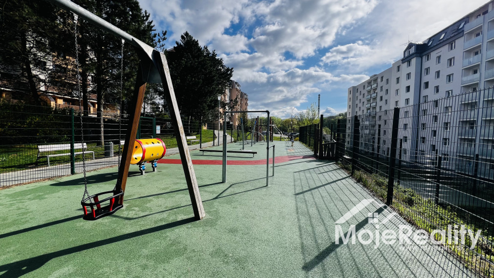 Znížená cena. Neštandardný 3 izbový mezonetový byt Trenčín - JUH