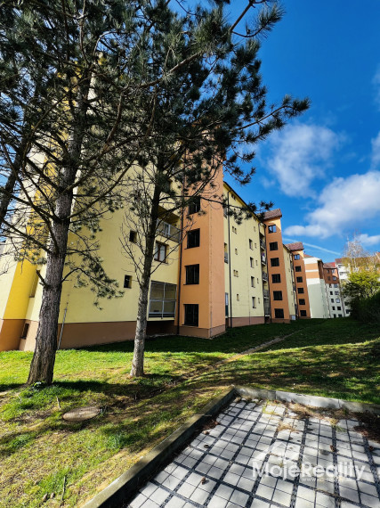 Znížená cena. Neštandardný 3 izbový mezonetový byt Trenčín - JUH