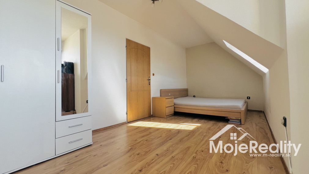 Znížená cena. Neštandardný 3 izbový mezonetový byt Trenčín - JUH