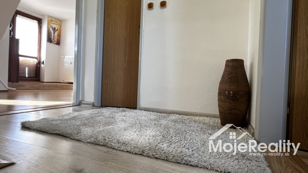 Znížená cena. Neštandardný 3 izbový mezonetový byt Trenčín - JUH