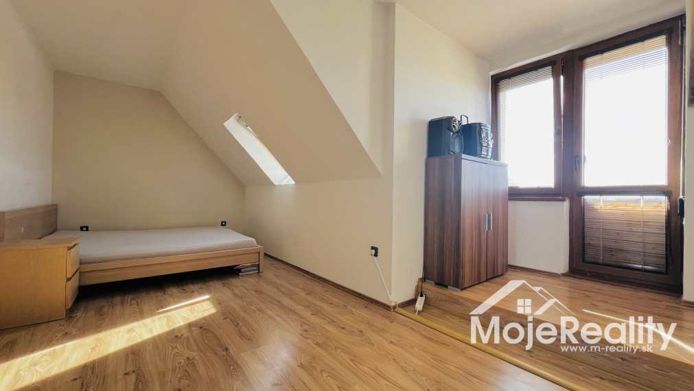 Znížená cena. Neštandardný 3 izbový mezonetový byt Trenčín - JUH