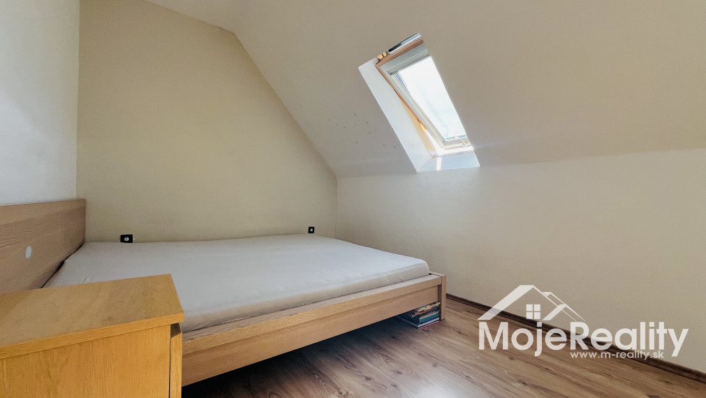 Znížená cena. Neštandardný 3 izbový mezonetový byt Trenčín - JUH