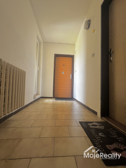 Znížená cena. Neštandardný 3 izbový mezonetový byt Trenčín - JUH