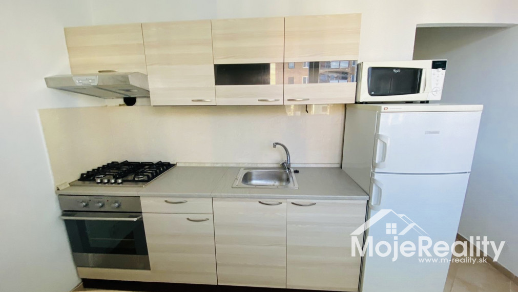 Na predaj zrekonštruovaný 1 izbový byt, JUH, Halalovka