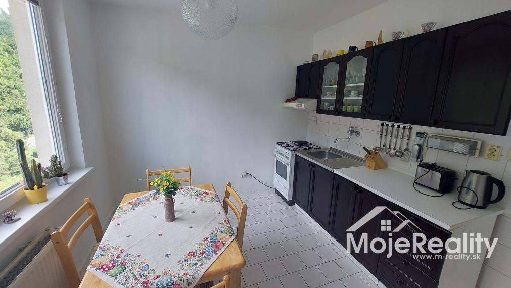Veľkometrážny 2 izbový byt 70m2 + loggia – Trenčianske Teplice