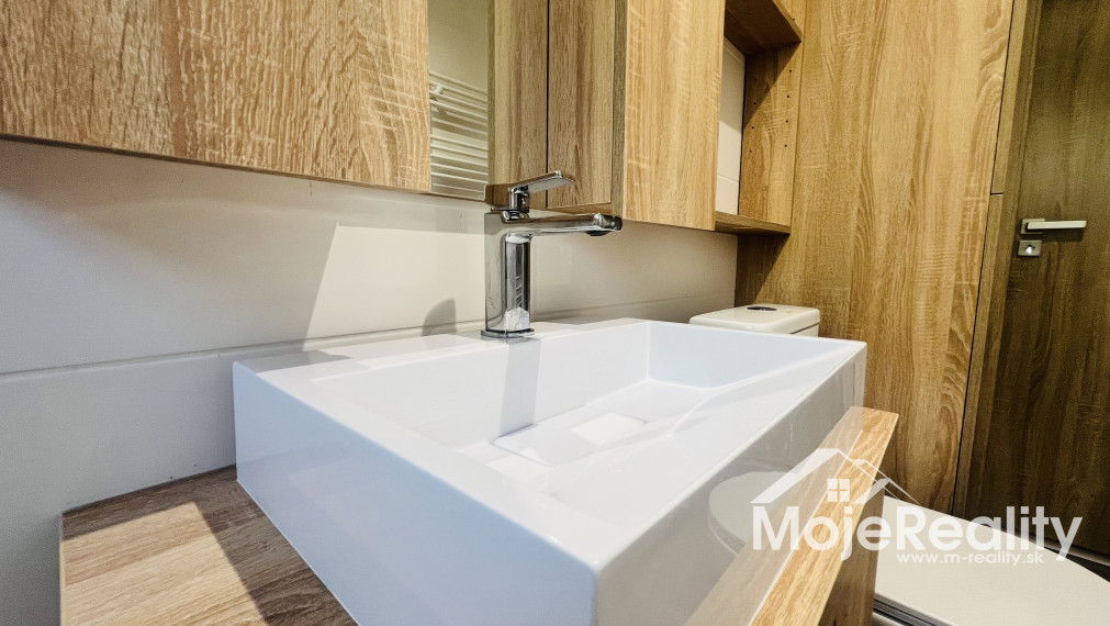 2 izbový novozrekonštruovaný byt s veľkou loggiou, Dlhé Hony