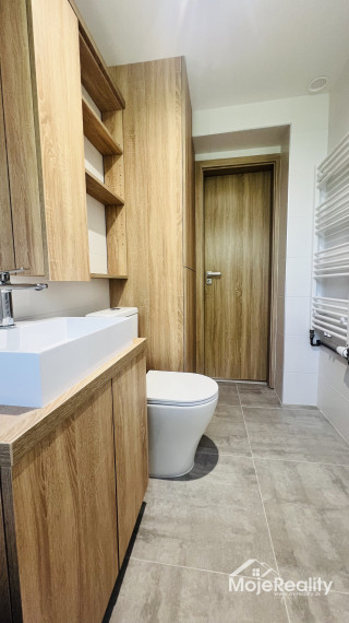 2 izbový novozrekonštruovaný byt s veľkou loggiou, Dlhé Hony