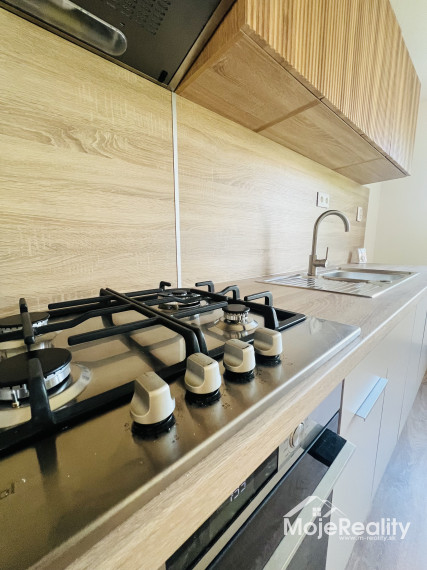 2 izbový novozrekonštruovaný byt s veľkou loggiou, Dlhé Hony