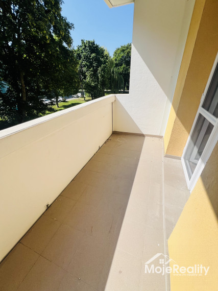 2 izbový novozrekonštruovaný byt s veľkou loggiou, Dlhé Hony