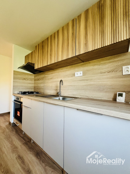 2 izbový novozrekonštruovaný byt s veľkou loggiou, Dlhé Hony