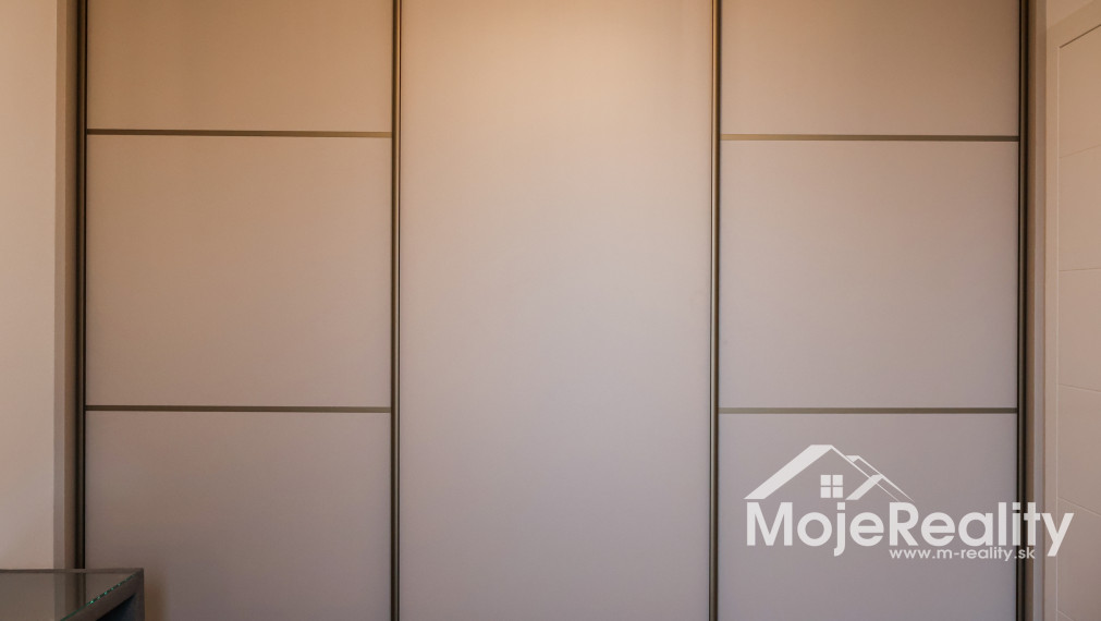 Výnimočná ponuka! Luxusný 2-izbový byt s veľkou terasou, garážou/vlastným parkovacím státím. Rezidencia Vinohrady – ul. Rulandská