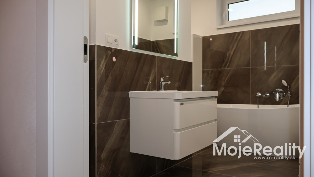 Výnimočná ponuka! Luxusný 2-izbový byt s veľkou terasou, garážou/vlastným parkovacím státím. Rezidencia Vinohrady – ul. Rulandská