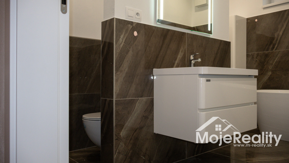 Výnimočná ponuka! Luxusný 2-izbový byt s veľkou terasou, garážou/vlastným parkovacím státím. Rezidencia Vinohrady – ul. Rulandská