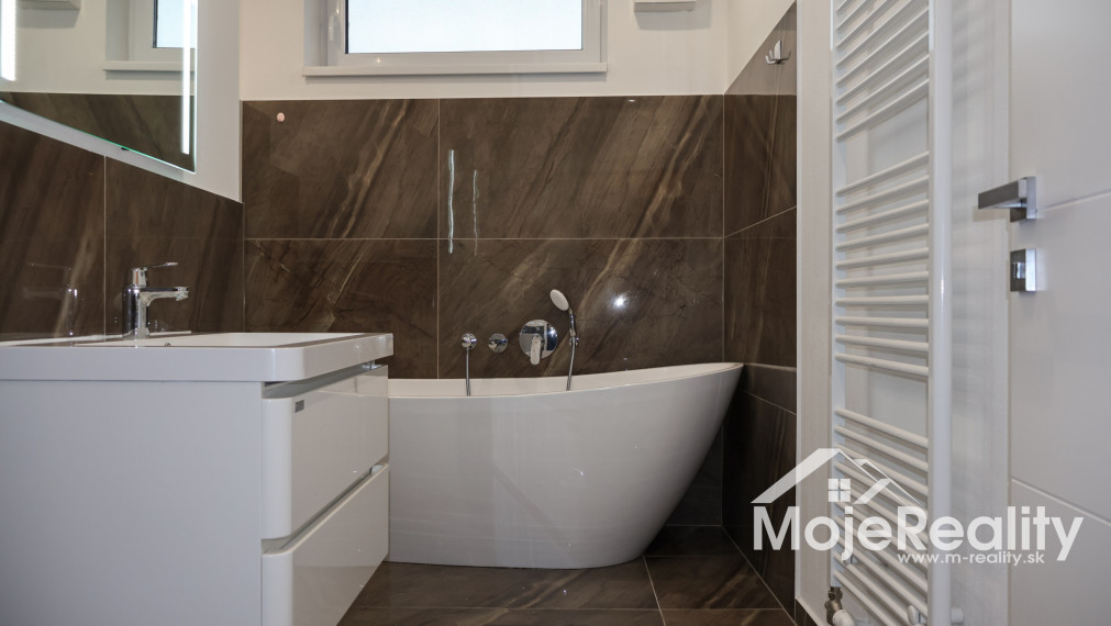 Výnimočná ponuka! Luxusný 2-izbový byt s veľkou terasou, garážou/vlastným parkovacím státím. Rezidencia Vinohrady – ul. Rulandská