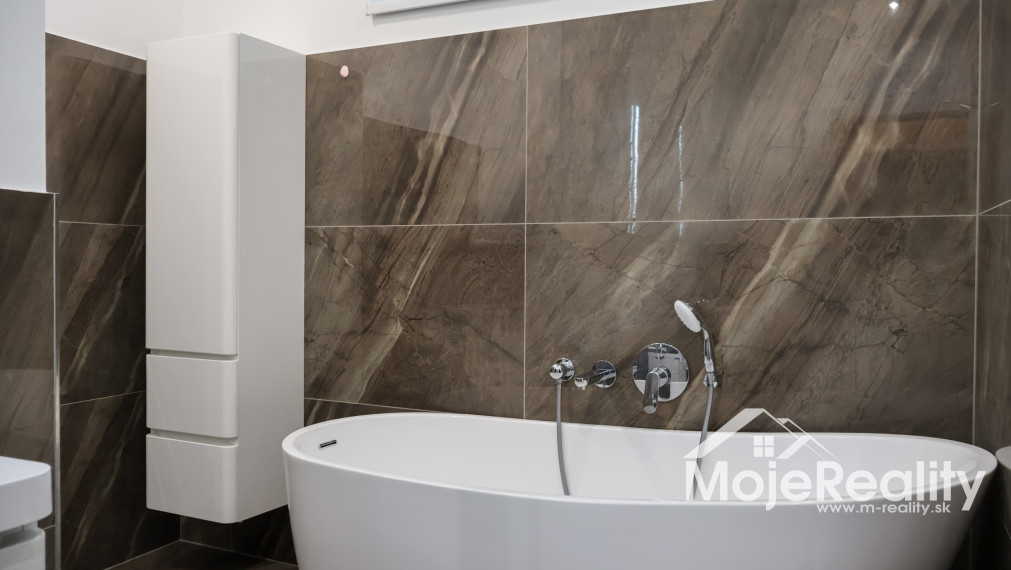 Výnimočná ponuka! Luxusný 2-izbový byt s veľkou terasou, garážou/vlastným parkovacím státím. Rezidencia Vinohrady – ul. Rulandská