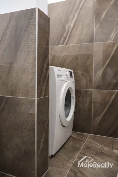 Výnimočná ponuka! Luxusný 2-izbový byt s veľkou terasou, garážou/vlastným parkovacím státím. Rezidencia Vinohrady – ul. Rulandská