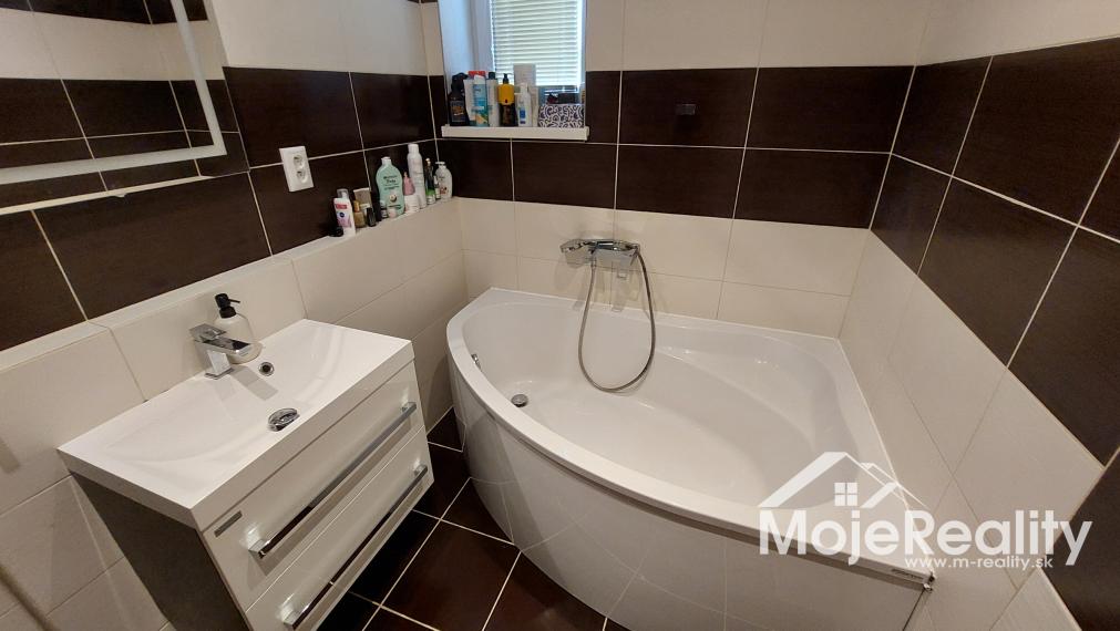 Plne zariadený 4 izb. rodinný dom -Diviaky nad Nitricou / časť Ješkova Ves