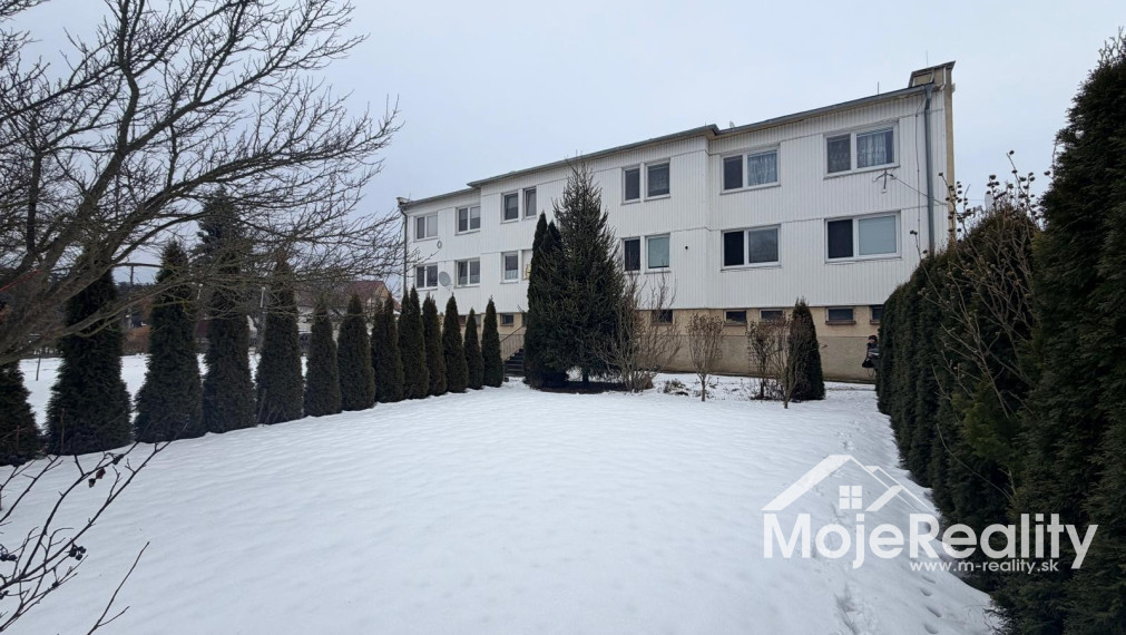 Na predaj 3 izbový byt s garážou a záhradou – Dežerice, okres Bánovce nad Bebravou