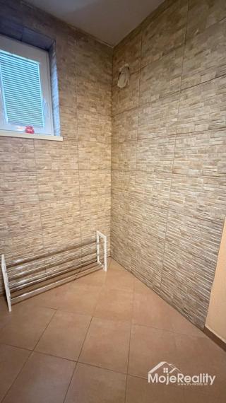 3 izbový byt s garážou a záhradou – Dežerice, okres Bánovce nad Bebravou