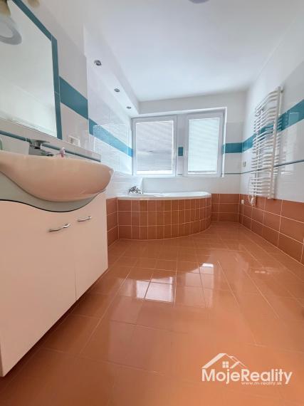 3 izbový byt s garážou a záhradou – Dežerice, okres Bánovce nad Bebravou