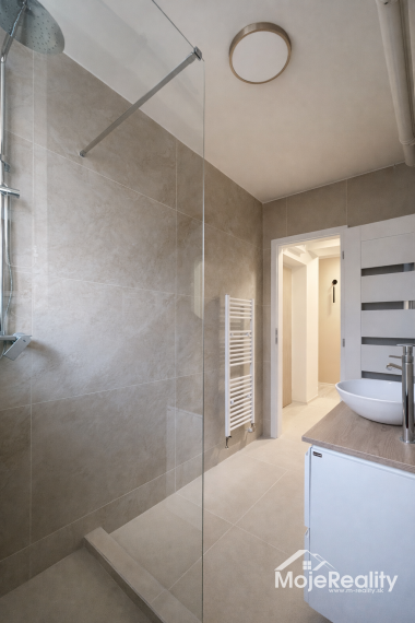 Na predaj kompletne zrekonštruovaný 2-izbový byt vo vyhľadávanej lokalite Dlhé Hony – Trenčín