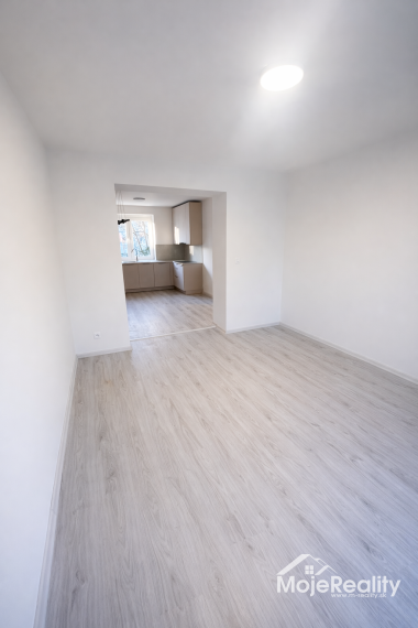 Na predaj kompletne zrekonštruovaný 2-izbový byt vo vyhľadávanej lokalite Dlhé Hony – Trenčín