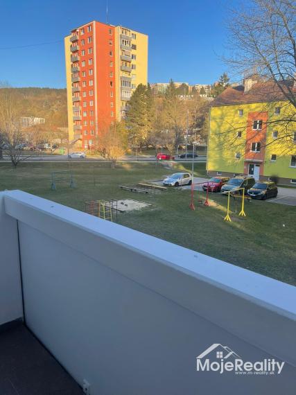 Na predaj kompletne zrekonštruovaný 2-izbový byt vo vyhľadávanej lokalite Dlhé Hony – Trenčín