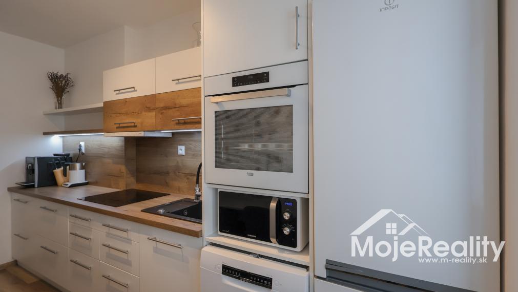 Trenčín/Centrum - priestranný 3-izbový byt na predaj – ul. 28. októbra