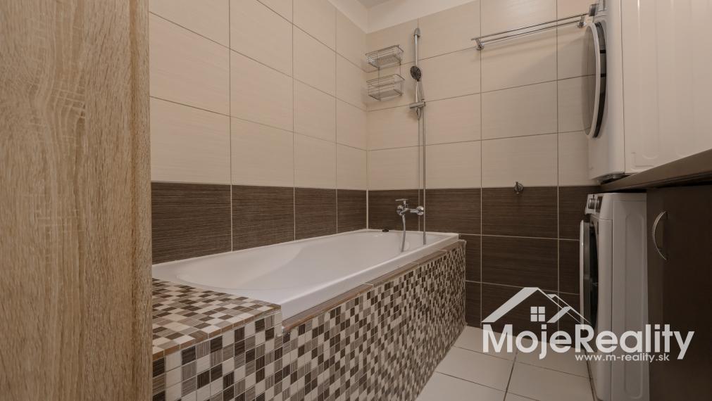 Trenčín/Centrum - priestranný 3-izbový byt na predaj – ul. 28. októbra