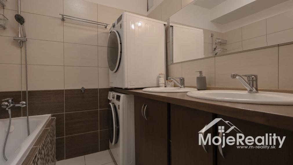 Trenčín/Centrum - priestranný 3-izbový byt na predaj – ul. 28. októbra