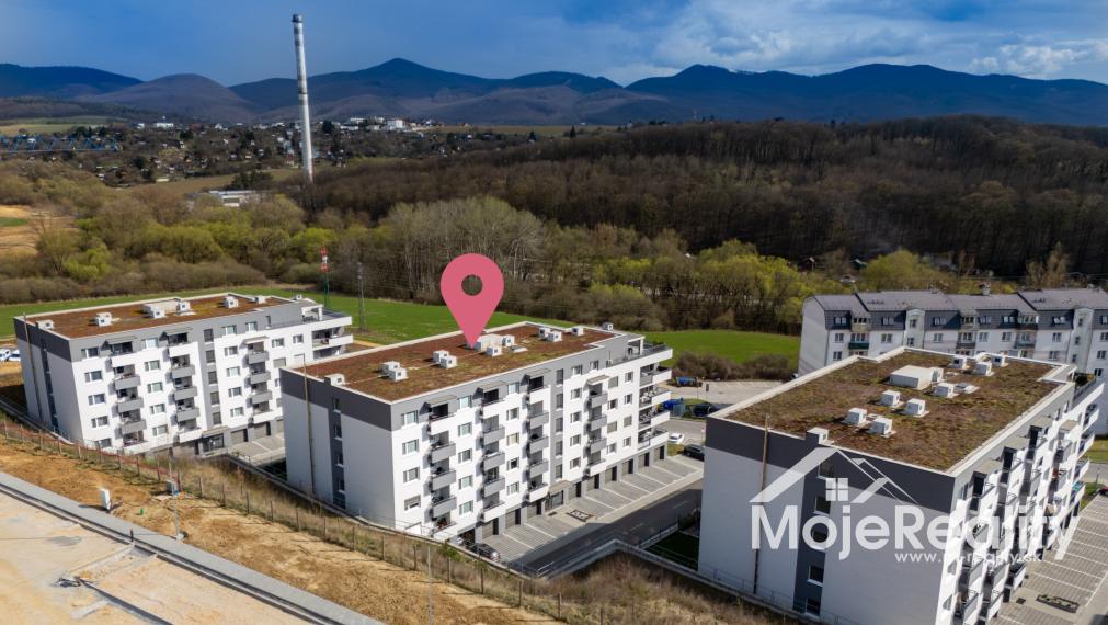 TOP PONUKA: Zariadený 2-izbový byt v novostavbe s parkovaním a lodžiou – Trenčín, Halalovka