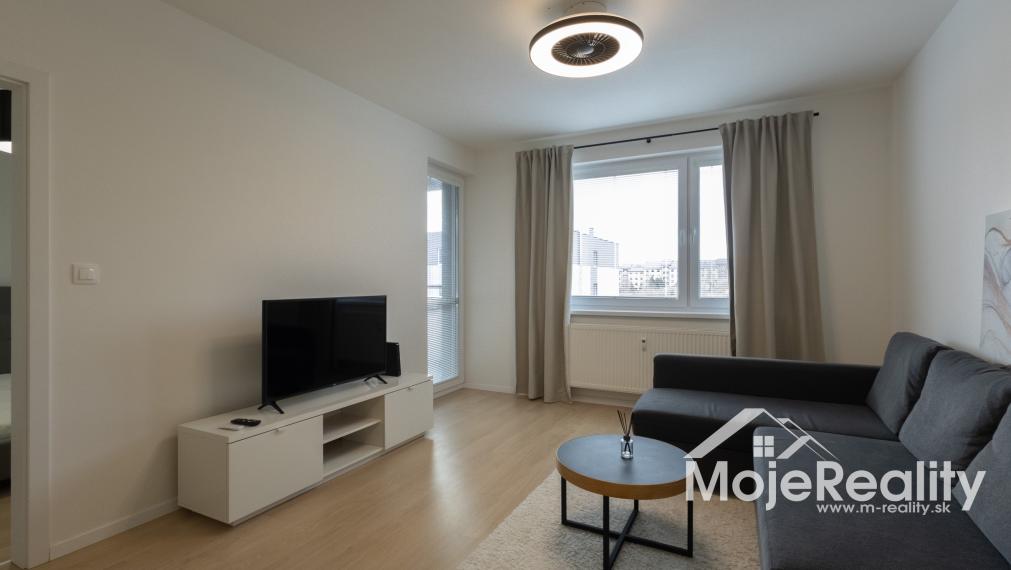 TOP PONUKA: Zariadený 2-izbový byt v novostavbe s parkovaním a lodžiou – Trenčín, Halalovka