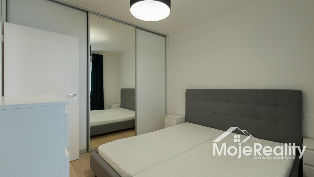 TOP PONUKA: Zariadený 2-izbový byt v novostavbe s parkovaním a lodžiou – Trenčín, Halalovka