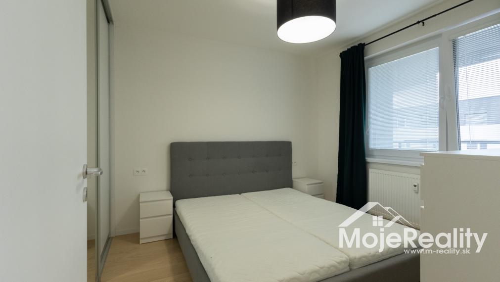 TOP PONUKA: Zariadený 2-izbový byt v novostavbe s parkovaním a lodžiou – Trenčín, Halalovka