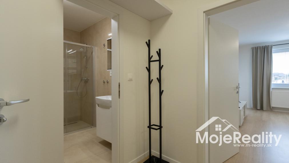 TOP PONUKA: Zariadený 2-izbový byt v novostavbe s parkovaním a lodžiou – Trenčín, Halalovka