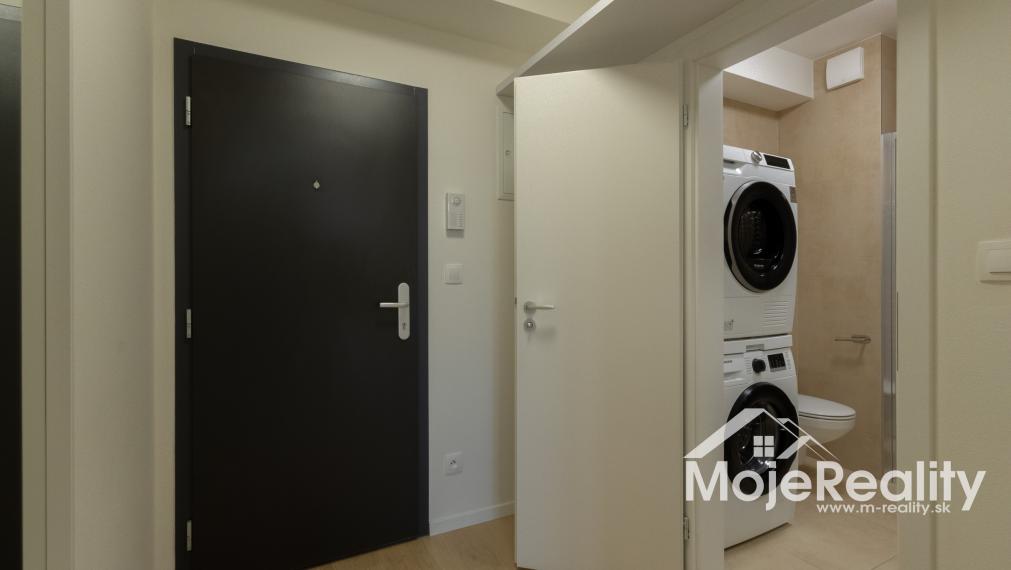 TOP PONUKA: Zariadený 2-izbový byt v novostavbe s parkovaním a lodžiou – Trenčín, Halalovka