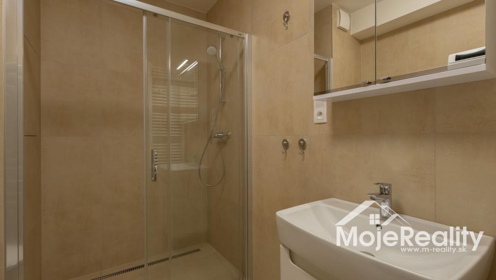 TOP PONUKA: Zariadený 2-izbový byt v novostavbe s parkovaním a lodžiou – Trenčín, Halalovka