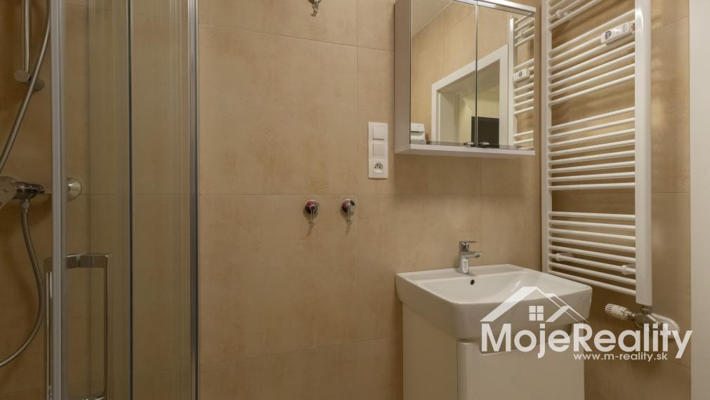 TOP PONUKA: Zariadený 2-izbový byt v novostavbe s parkovaním a lodžiou – Trenčín, Halalovka