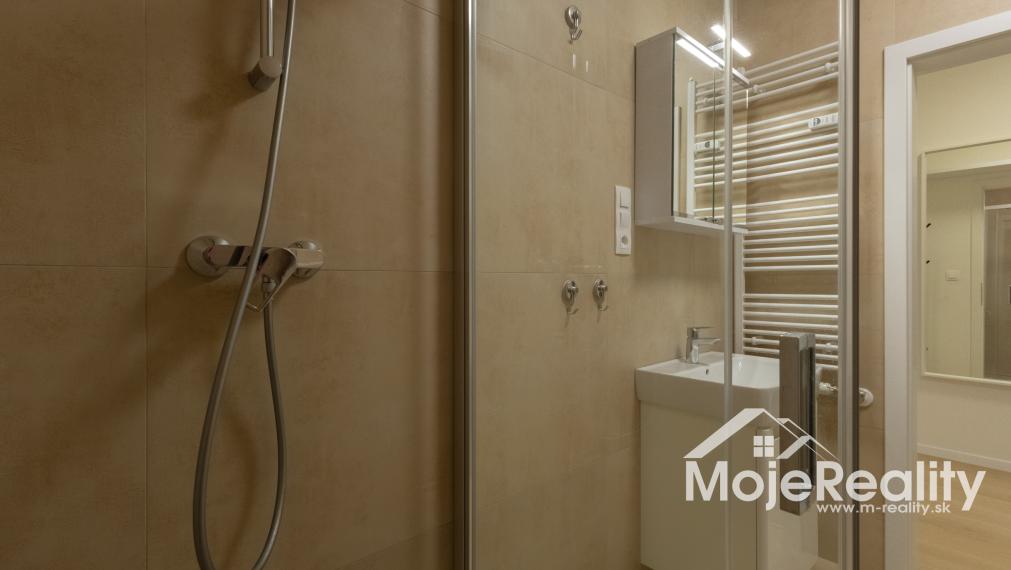 TOP PONUKA: Zariadený 2-izbový byt v novostavbe s parkovaním a lodžiou – Trenčín, Halalovka