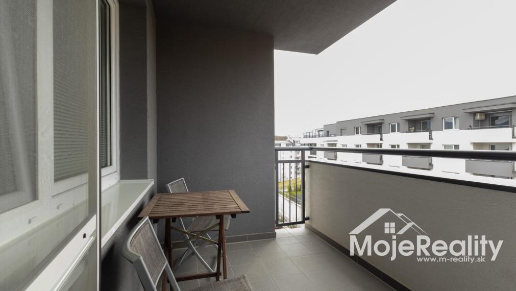 TOP PONUKA: Zariadený 2-izbový byt v novostavbe s parkovaním a lodžiou – Trenčín, Halalovka