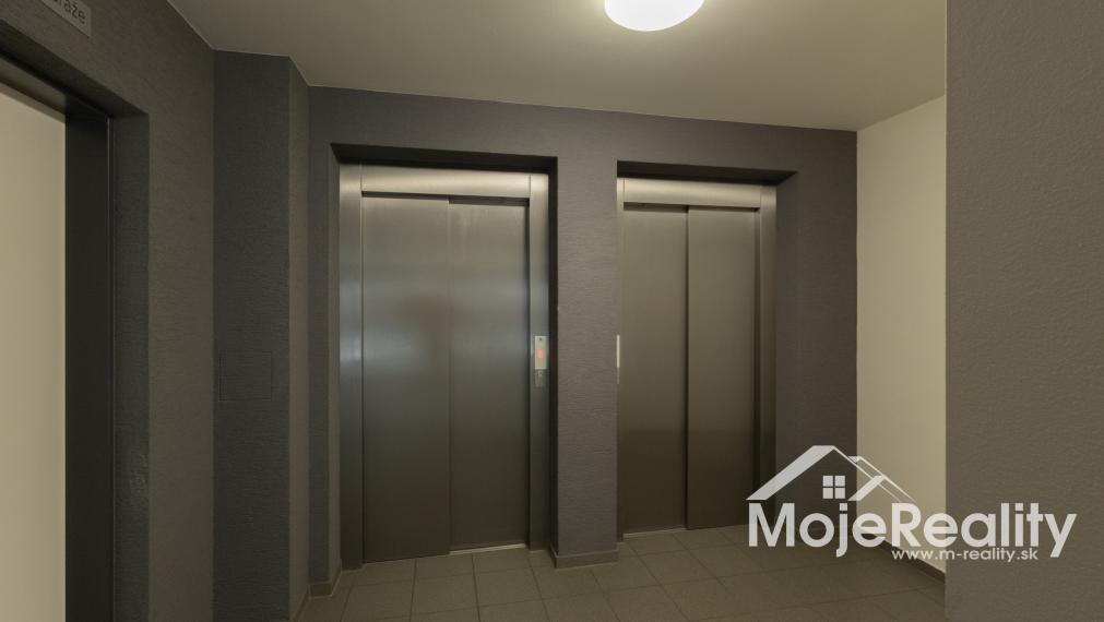 TOP PONUKA: Zariadený 2-izbový byt v novostavbe s parkovaním a lodžiou – Trenčín, Halalovka