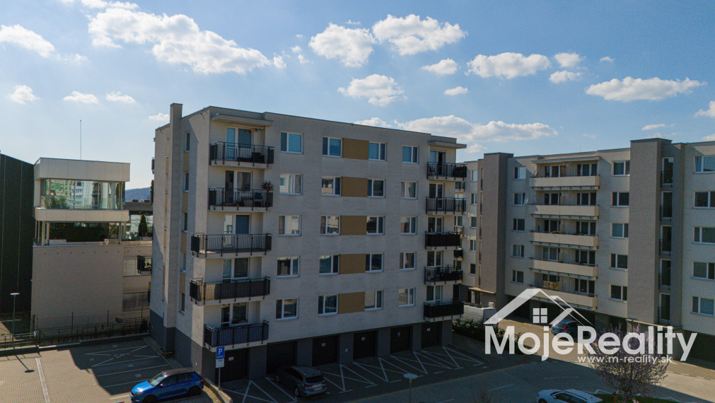 EXKLUZÍVNA PONUKA | Veľkometrážny 2-izbový byt s balkónom, klimatizáciou a garážou – Trenčín, Rezidencia Zlatovská