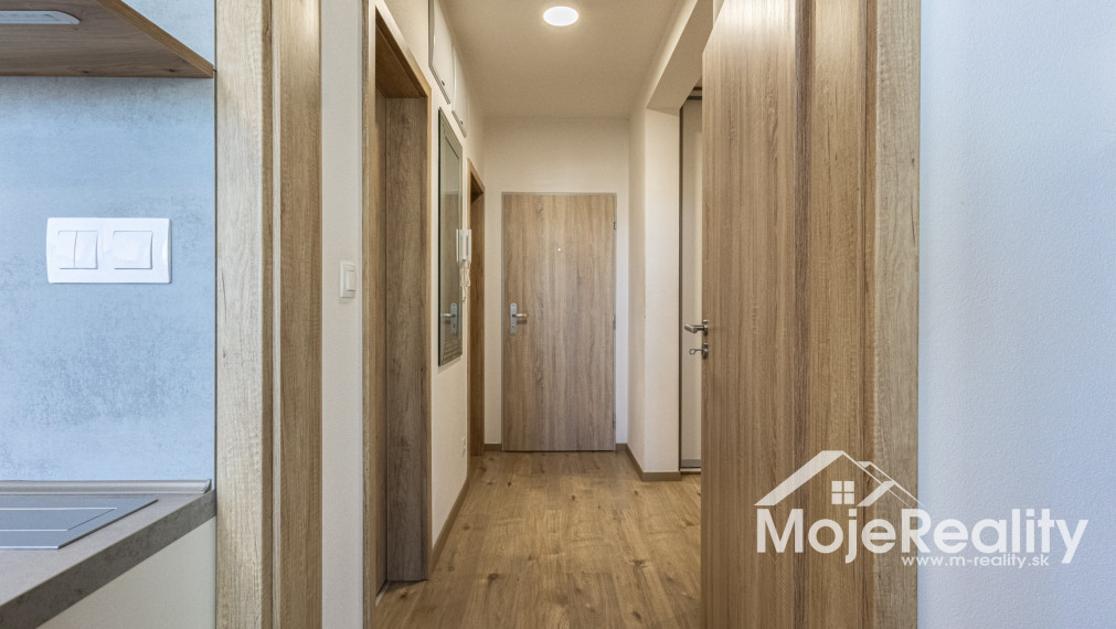 EXKLUZÍVNA PONUKA | Veľkometrážny 2-izbový byt s balkónom, klimatizáciou a garážou – Trenčín, Rezidencia Zlatovská