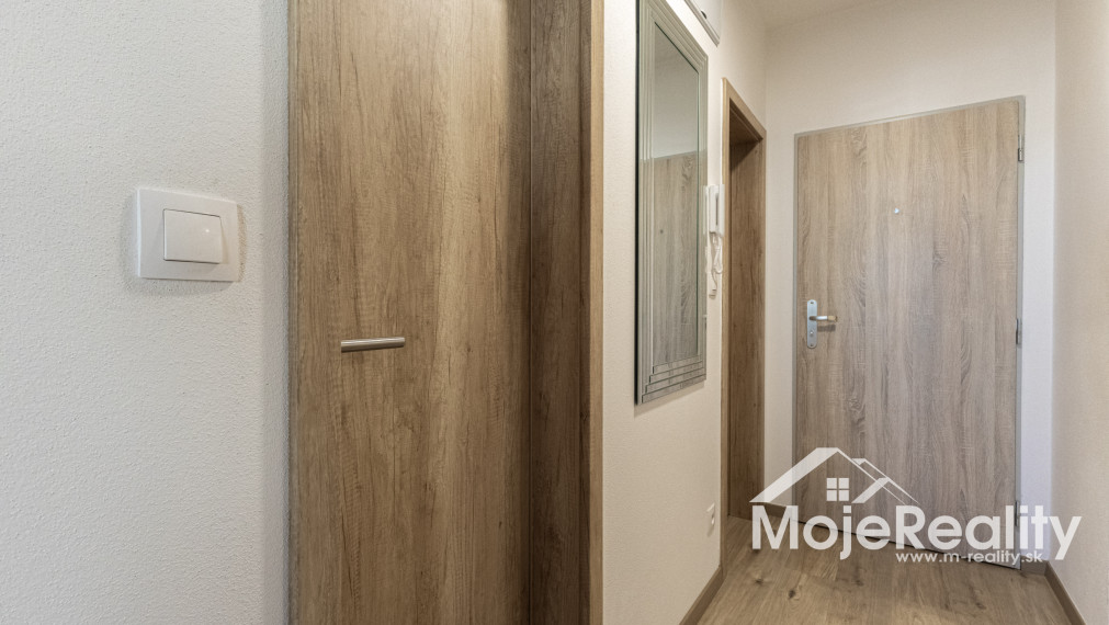 EXKLUZÍVNA PONUKA | Veľkometrážny 2-izbový byt s balkónom, klimatizáciou a garážou – Trenčín, Rezidencia Zlatovská