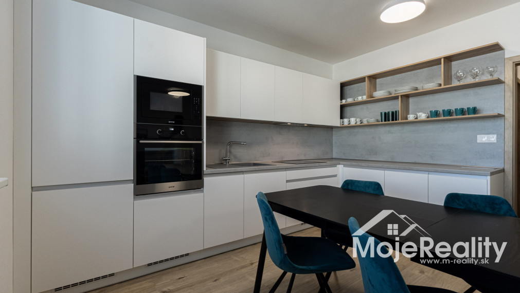 EXKLUZÍVNA PONUKA | Veľkometrážny 2-izbový byt s balkónom, klimatizáciou a garážou – Trenčín, Rezidencia Zlatovská