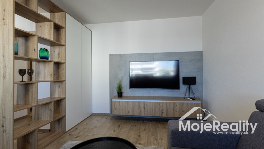 EXKLUZÍVNA PONUKA | Veľkometrážny 2-izbový byt s balkónom, klimatizáciou a garážou – Trenčín, Rezidencia Zlatovská