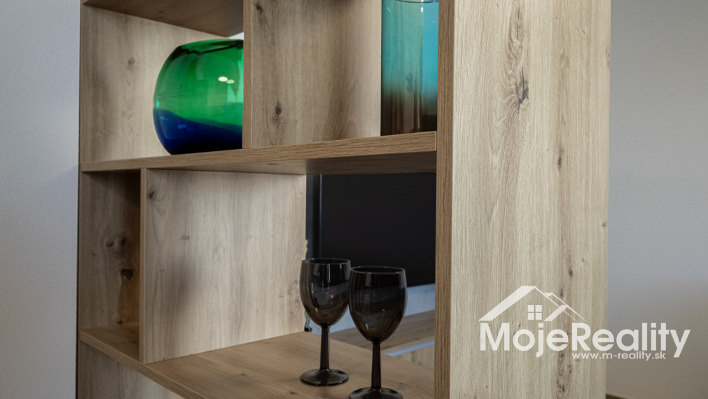 EXKLUZÍVNA PONUKA | Veľkometrážny 2-izbový byt s balkónom, klimatizáciou a garážou – Trenčín, Rezidencia Zlatovská