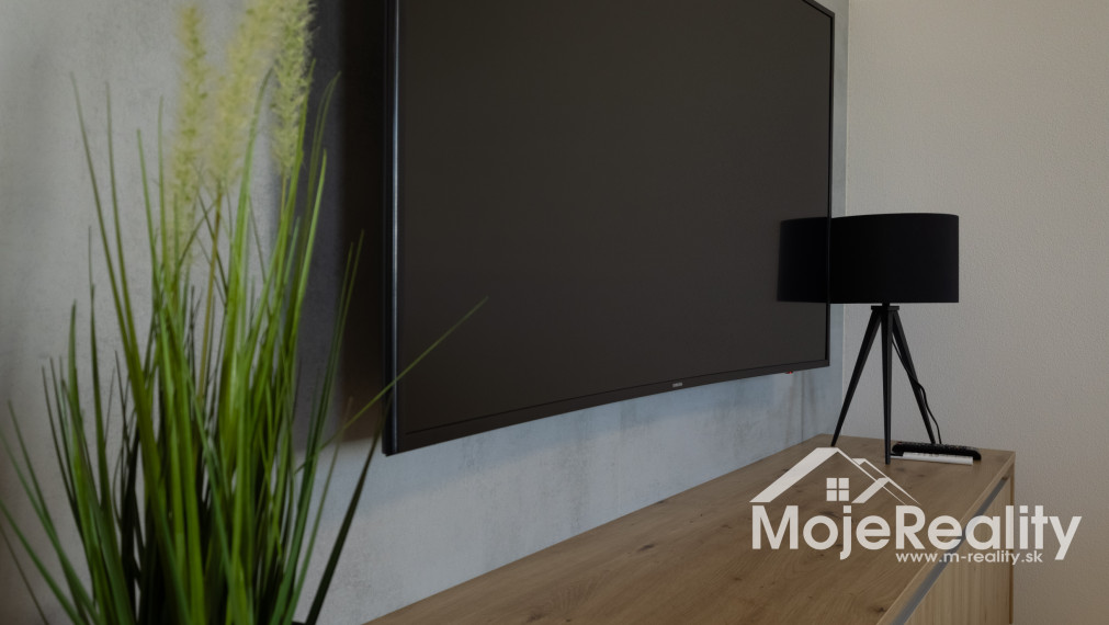 EXKLUZÍVNA PONUKA | Veľkometrážny 2-izbový byt s balkónom, klimatizáciou a garážou – Trenčín, Rezidencia Zlatovská