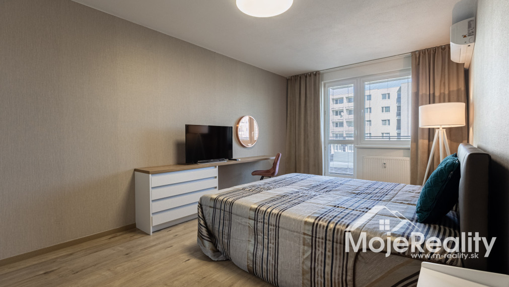 EXKLUZÍVNA PONUKA | Veľkometrážny 2-izbový byt s balkónom, klimatizáciou a garážou – Trenčín, Rezidencia Zlatovská